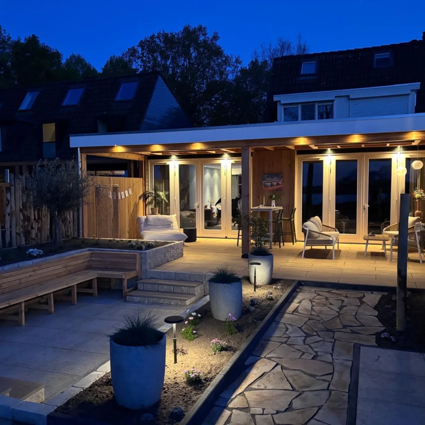 Complete tuinkamer met houten veranda, maatwerk zitbank en sfeerverlichting door Weka Hout en Bouw Kampen